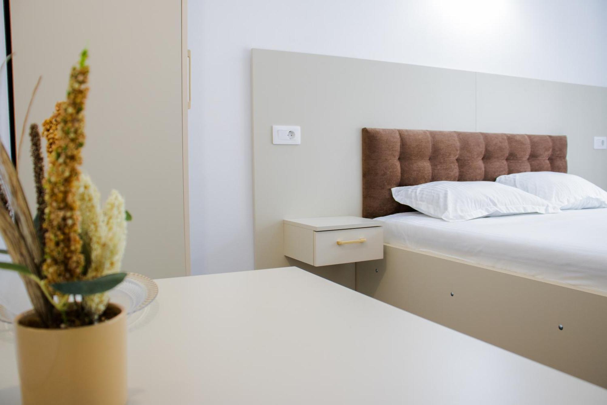 Vila Ge-Lux Incesti Exteriér fotografie