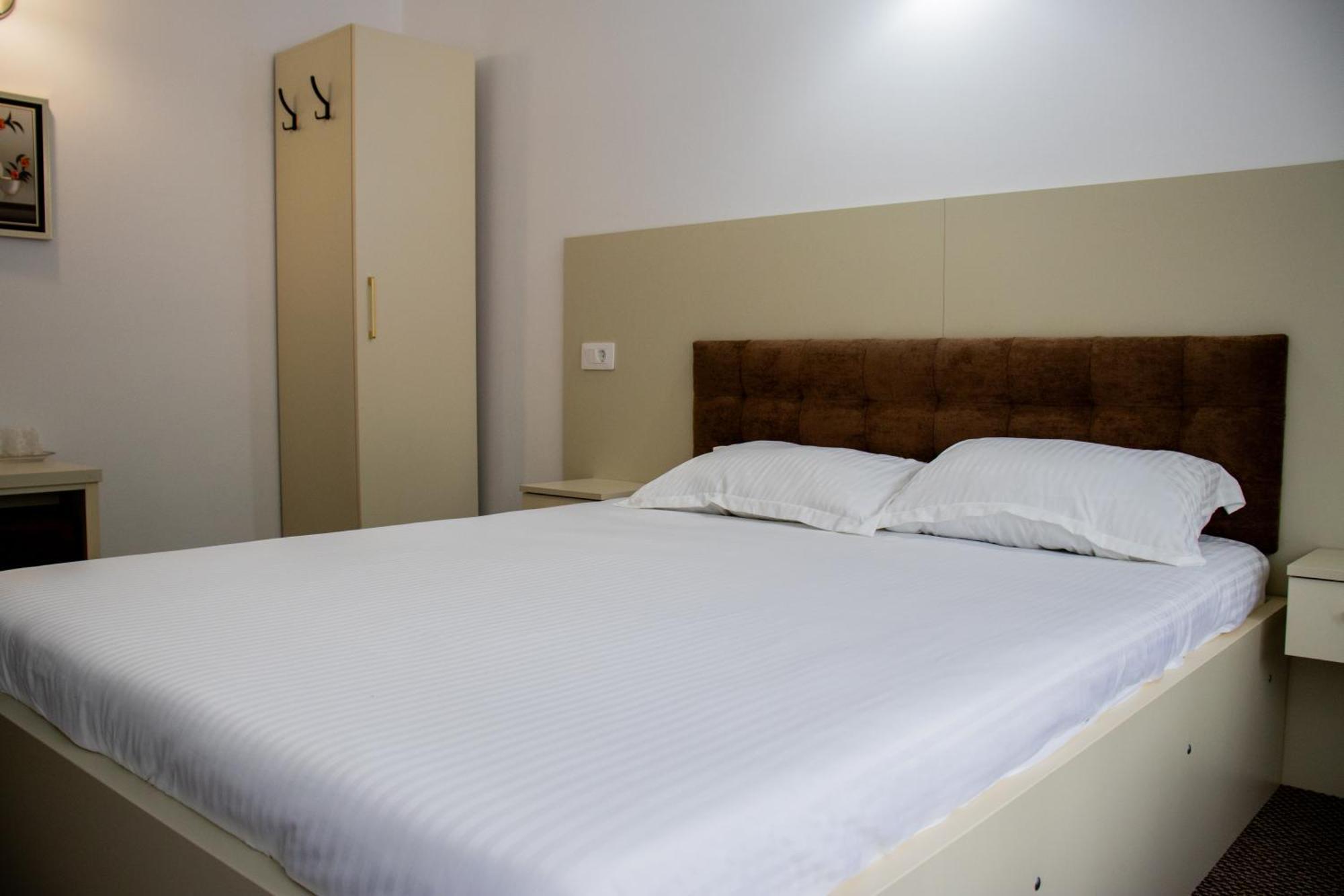 Vila Ge-Lux Incesti Exteriér fotografie
