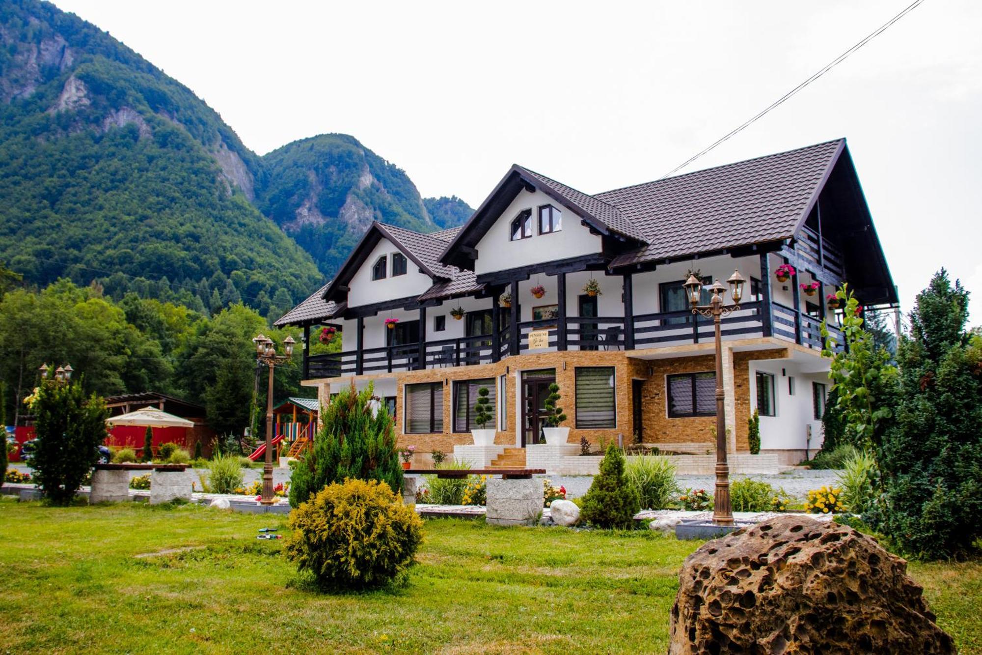 Vila Ge-Lux Incesti Exteriér fotografie