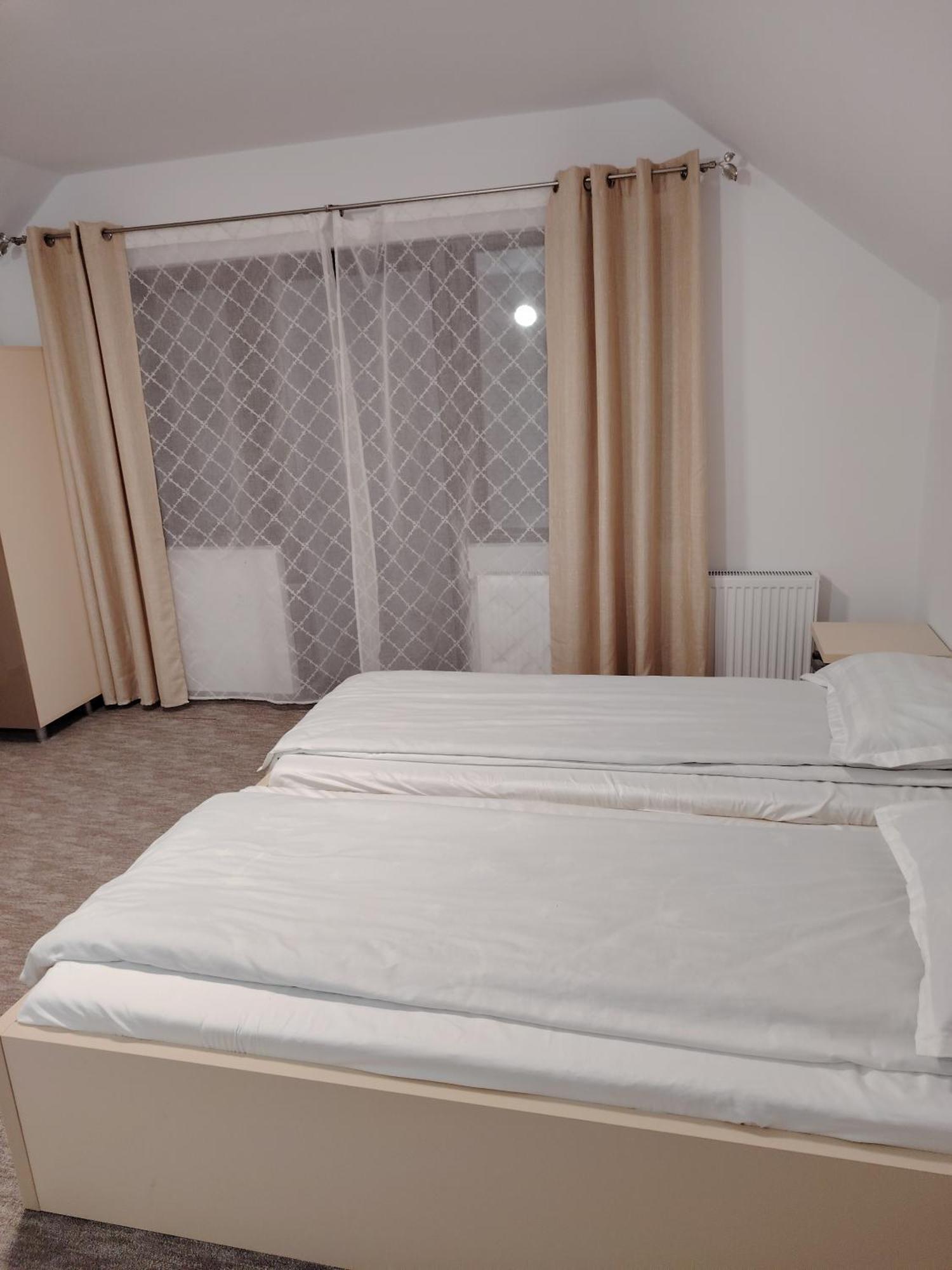 Vila Ge-Lux Incesti Exteriér fotografie